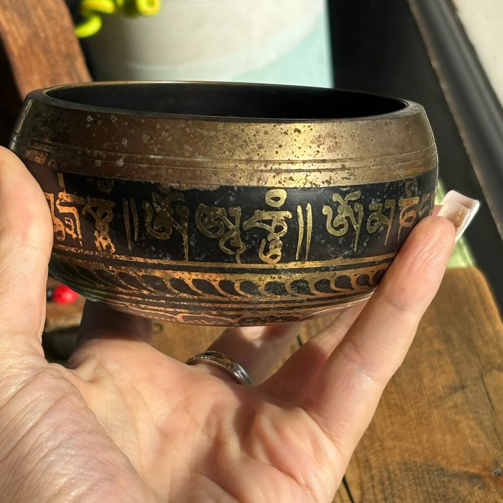 Tibetan singing bowl, often used for meditation and sound healing - Picture 8 of 10